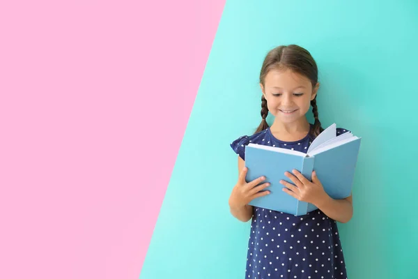 Bonito livro de leitura menina — Fotografia de Stock