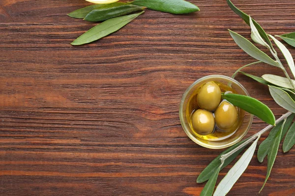 Glasskål med olivolja — Stockfoto