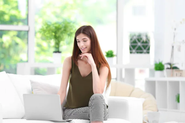 Jonge vrouw met laptop — Stockfoto