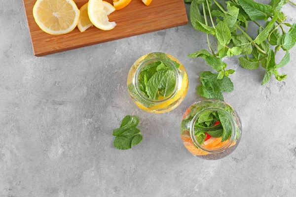 kavanoz meyve su tablo üzerinde infüzyon