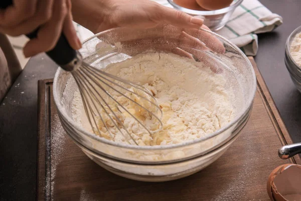 Chef feminino fazendo massa — Fotografia de Stock