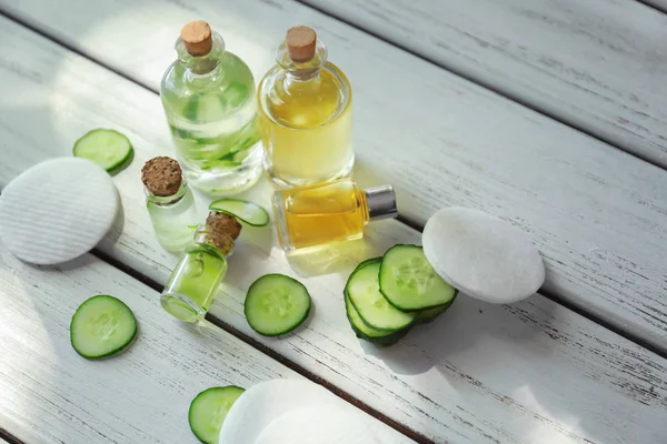 Flessen van komkommer lotion — Stockfoto