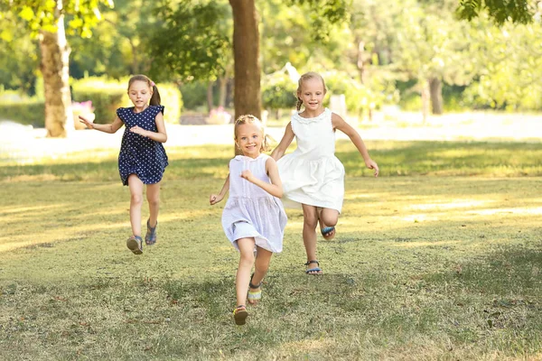 Leuke meisjes in park op zonnige dag — Stockfoto