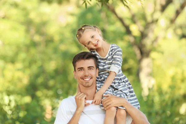 Vader en dochter in park op zonnige dag — Stockfoto