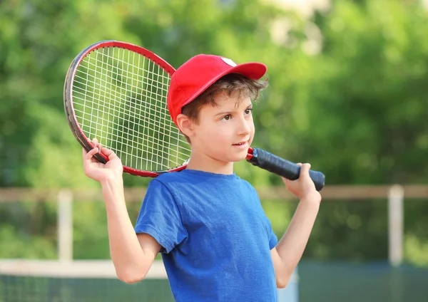 Tenis raketi ile şirin küçük çocuk — Stok fotoğraf