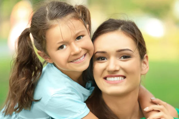 Linda Niña Con Madre Sobre Fondo Borroso Primer Plano — Foto de Stock