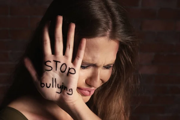 Жінка з письмовим текстом STOP BULLYING на долоні — стокове фото