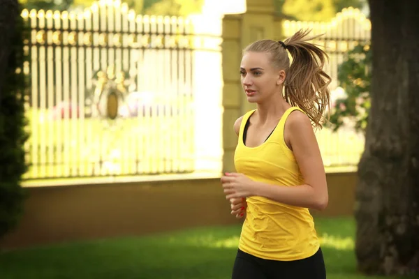 Sporty young woman — Stock Photo, Image