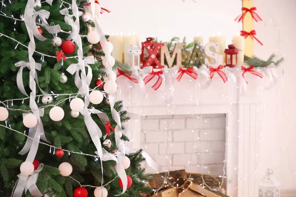 Bel arbre de Noël décoré dans la chambre — Photo