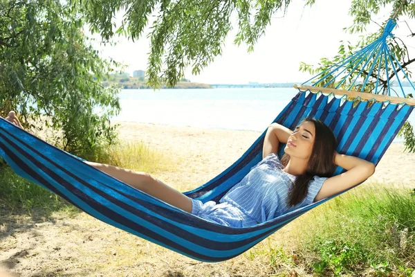 Woman relaxing in hammock — Stock Photo, Image
