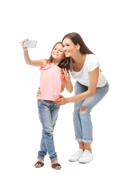 Menina Bonito Com Mãe Tomando Selfie Fundo Branco — Fotografia de Stock