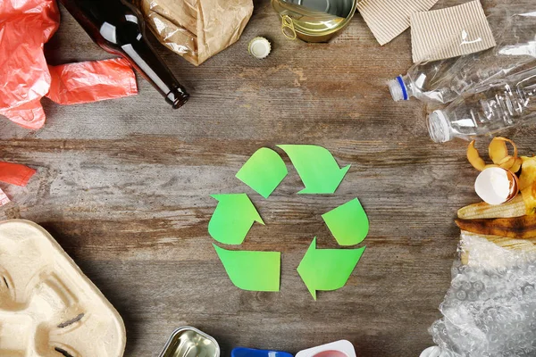 Signo de reciclaje y basura — Foto de Stock