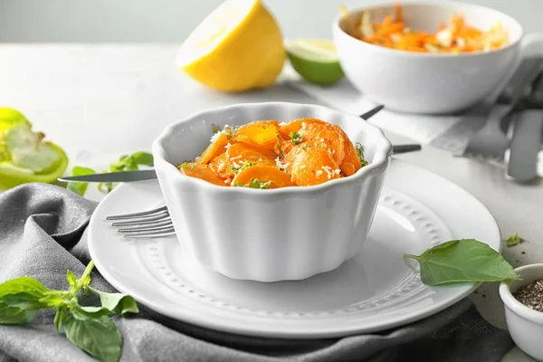 Plato con sabrosa ensalada de zanahoria en la mesa — Foto de Stock