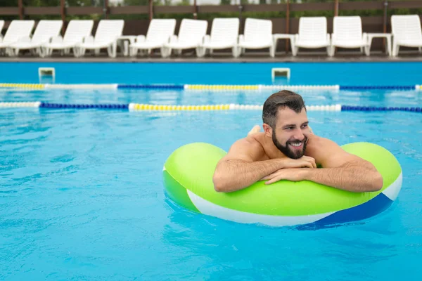 Junger Mann mit aufblasbarem Ring — Stockfoto