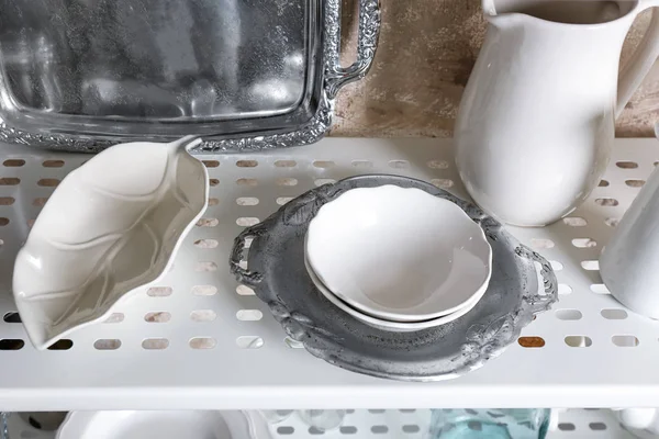 Support de rangement avec vaisselle — Photo
