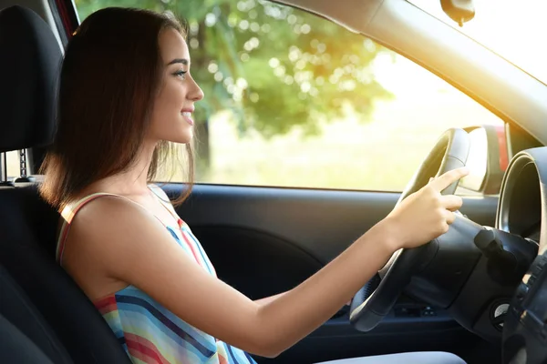 Ung kvinna kör bil — Stockfoto