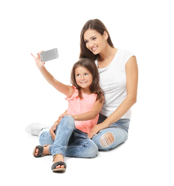 Menina Bonito Com Mãe Tomando Selfie Fundo Branco — Fotografia de Stock