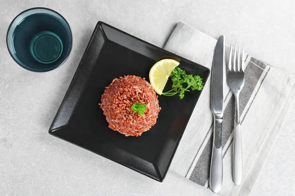 Placa con bola de arroz cocido en la mesa — Foto de Stock