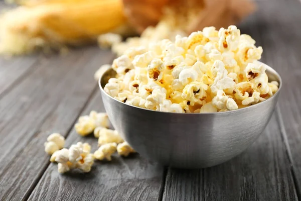 Popcorn op houten tafel — Stockfoto