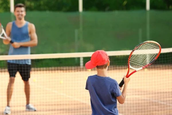 Junge Trainerin mit kleinem Jungen — Stockfoto