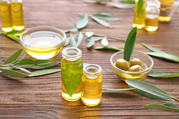 Glasflaschen mit Olivenöl — Stockfoto