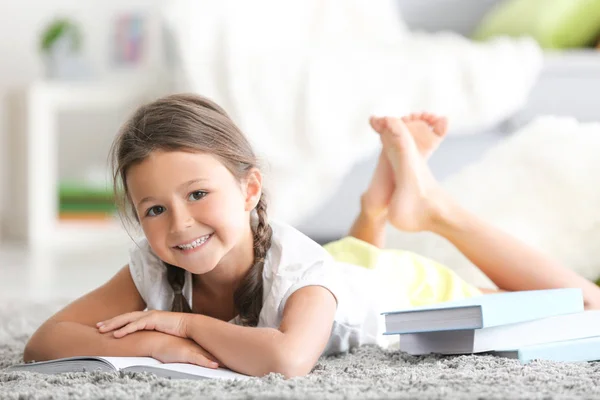 Aranyos kislány könyvet olvas. — Stock Fotó