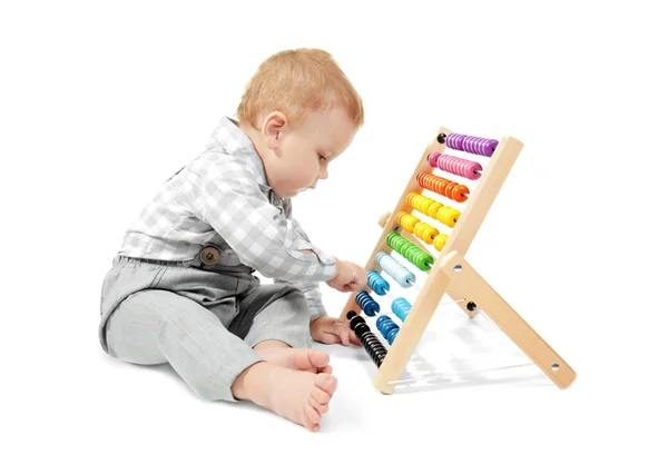 Schattige kleine baby met abacus, geïsoleerd op wit — Stockfoto