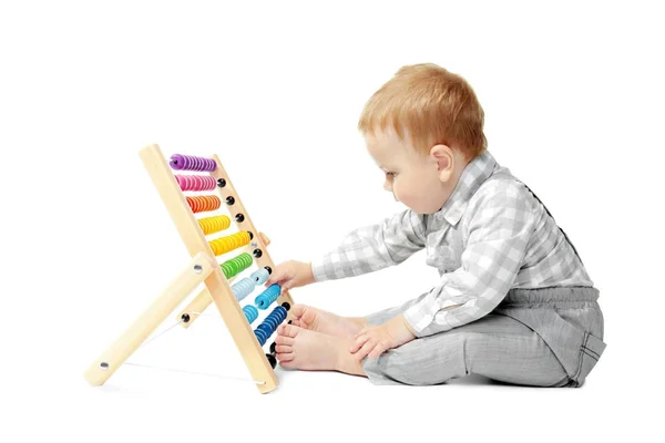 Schattige kleine baby met abacus, geïsoleerd op wit — Stockfoto