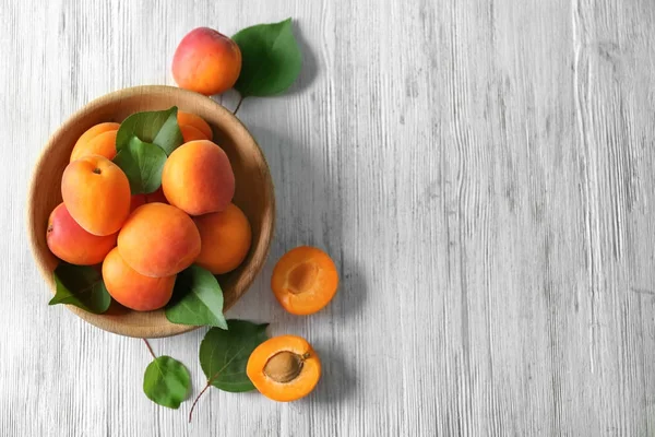 碗新鲜杏的木制背景 — 图库照片