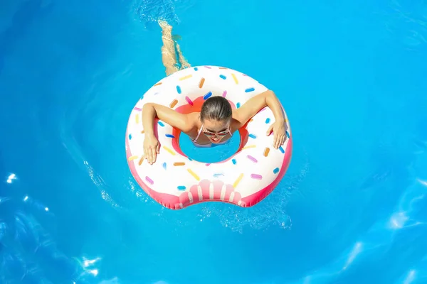 Mujer joven con donut inflable — Foto de Stock