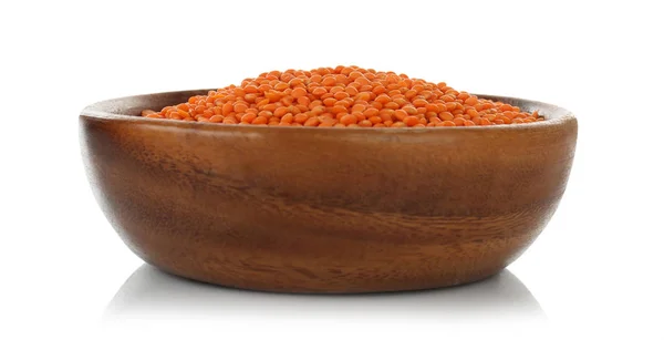 Ciotola di legno con lenticchie rosse su sfondo bianco — Foto Stock