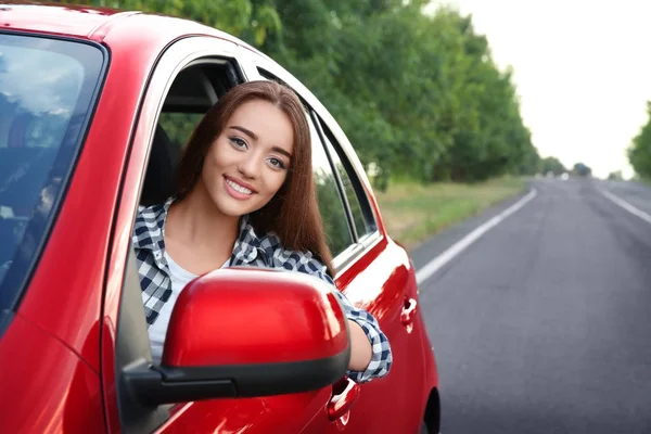 Giovane donna guida auto — Foto Stock