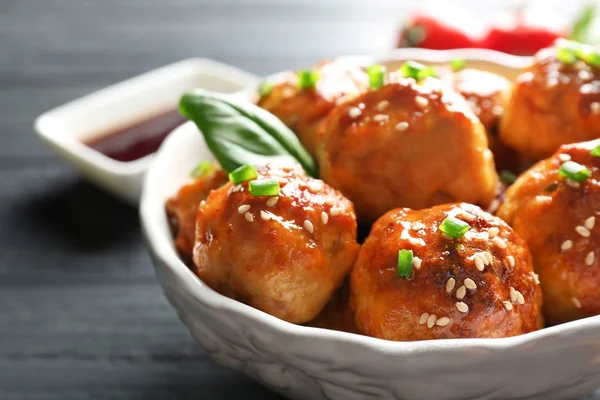 Cuenco con deliciosas albóndigas — Foto de Stock