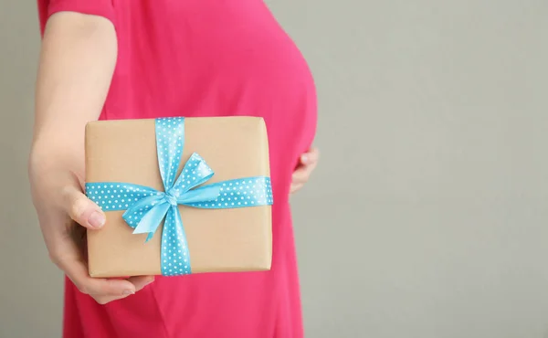 Wanita hamil memegang hadiah baby shower — Stok Foto