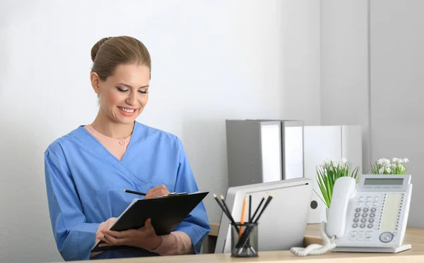 Giovane donna receptionist holding cartella — Foto Stock