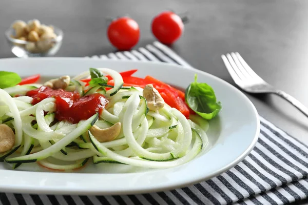 çiğ sebze spagetti