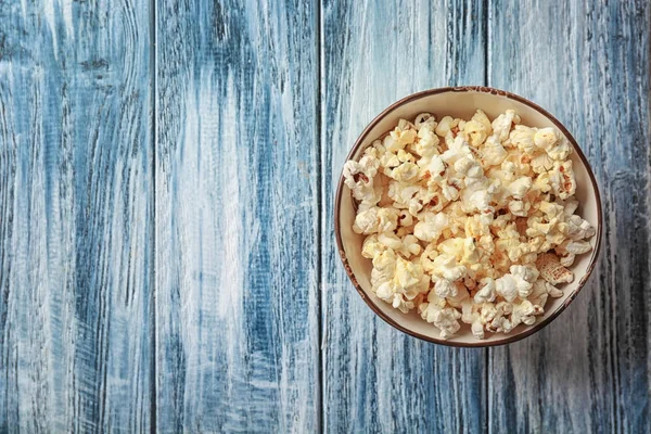 Popcorn na drewnianym stole — Zdjęcie stockowe