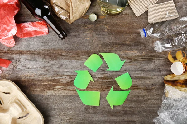 Geri dönüşüm işareti ve çöp