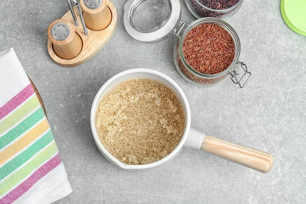 Nyers rizs mosó fazék konyhaasztalon — Stock Fotó