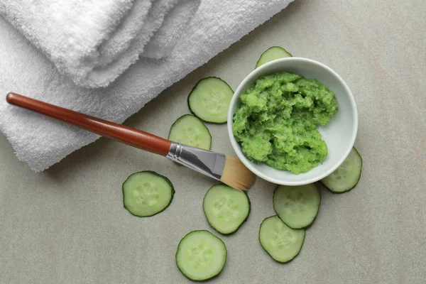 Cuenco con máscara de pepino y cepillo — Foto de Stock