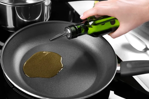 Yağ şişe kızartma tavası boşaltma kadın