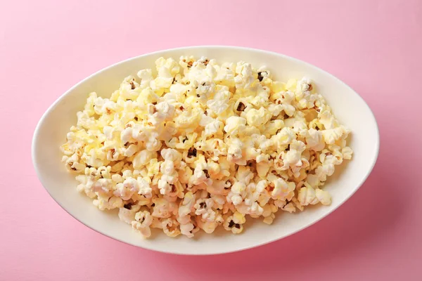 Plate with delicious popcorn — Stock Photo, Image