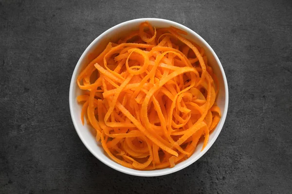 Сырые морковные спагетти — стоковое фото