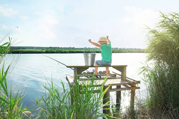 Niño lindo pesca en el día de verano — Foto de Stock