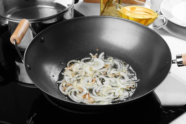 Wok dengan bawang potong dan minyak — Stok Foto