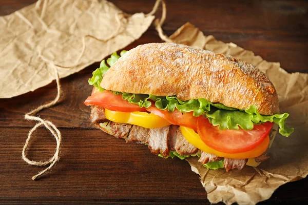 Lezzetli biftek sandviç tablo