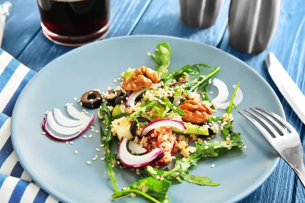 Deska s quinoa salát — Stock fotografie