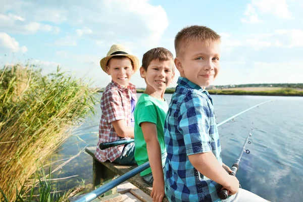 Schattige kinderen vissen op zomerdag — Stockfoto