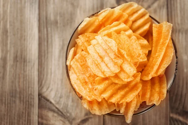 Kom met aardappel chips — Stockfoto