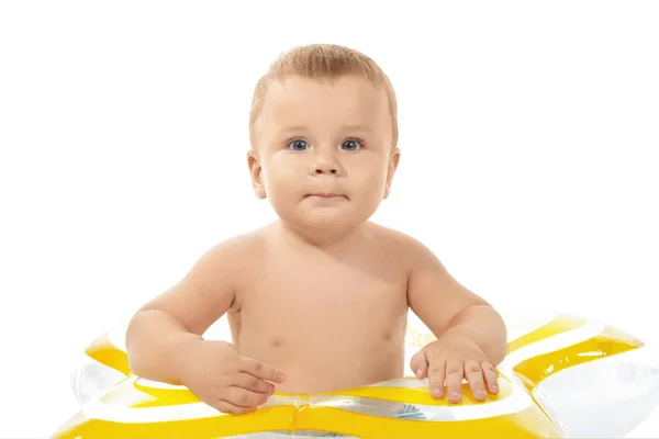 Mignon petit bébé avec anneau gonflable, isolé sur blanc — Photo